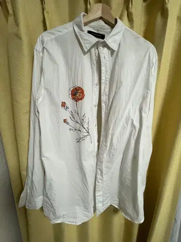 NOT CONVENTIONAL 꽃무늬 자수 긴팔 셔츠