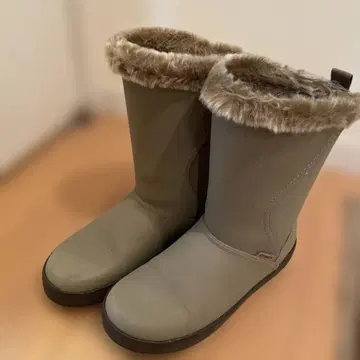 crocs 퍼 달린 그레이 장화