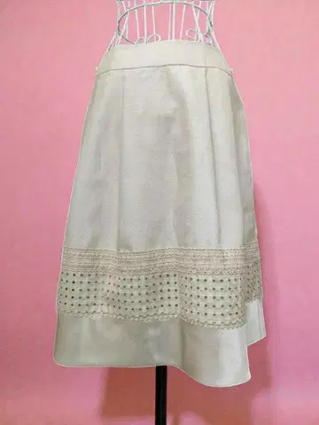 투 비 시크 아이보리 스커트