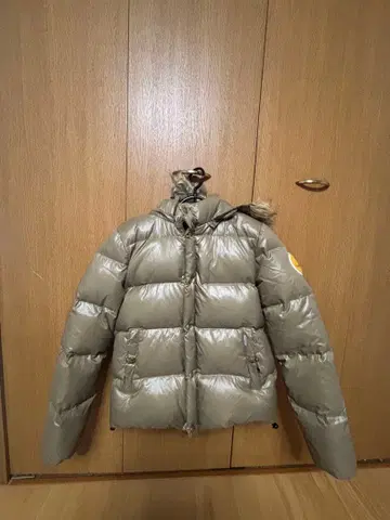 올리브 그린 후드 부착 다운 자켓