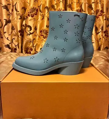 파랑 꽃 무늬 부티