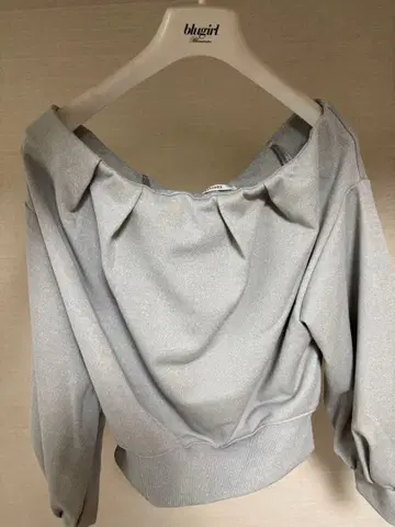 스니들 오프숄더 그레이 맨투맨