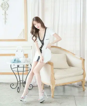 플라워 모티브 버튼 체인 바이컬러 미니 드레스 화이트 1