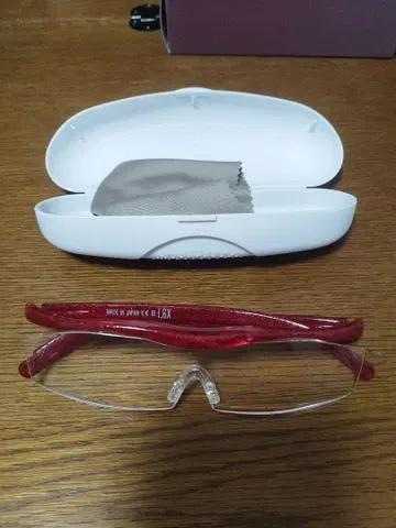 빨간색 돋보기 포함 안경 1.6배 케이스 포함