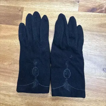 자수가 놓인 검은색 장갑