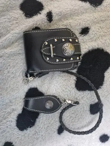 스터드 장식 가죽 접이식 지갑