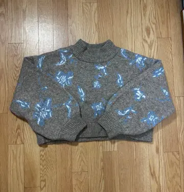 베이지 컬러 꽃무늬 스웨터