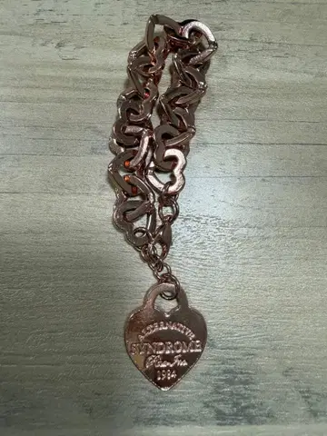 하트 모양 참 포함 로즈 골드 팔찌