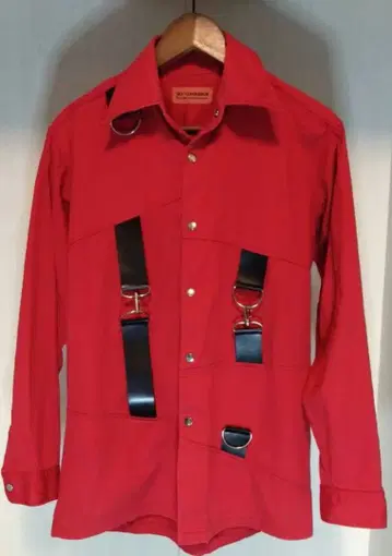 [새상품급] SKY-CONQUEROR 빨간색 스트랩 포함 셔츠