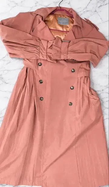 트란테안 손 드 모드 핑크 트렌치코트