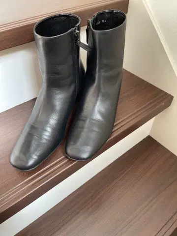 블랙 가죽 숏부츠