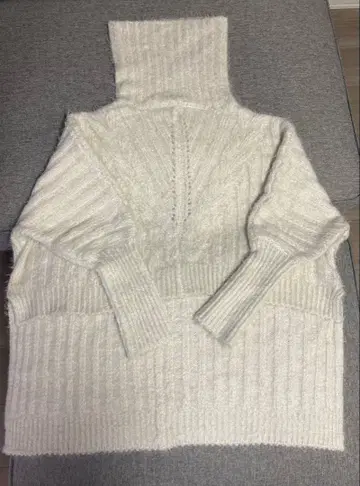 라벨에튀드 페더얀 볼륨 터틀 니트