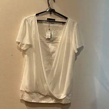 [ 미사용 ] 22 OCTOBRE 화이트 V넥 반팔 상의 사이즈 6