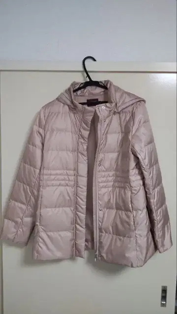 베이지 후드 부착 다운 자켓