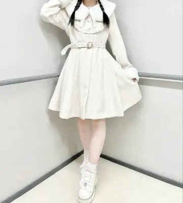 아마벨 펄 벨트 부착 요크 프릴 코트 화이트
