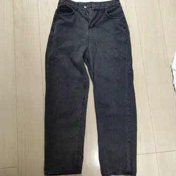 다크 그레이 스트레이트 데님 프린지 밑단