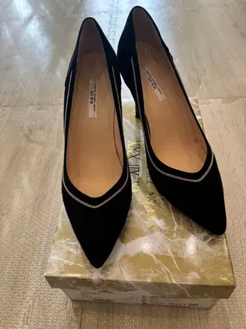 SEVEN TWELVE THIRTY 블랙 스웨이드 하이힐