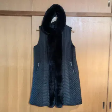 퍼 달린 블랙 퀼팅 베스트