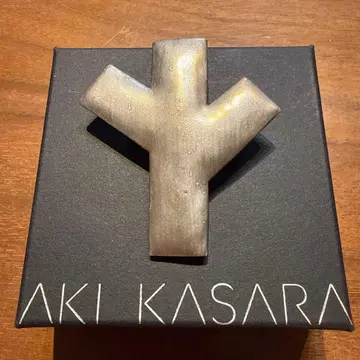 AKI KASARA 브로치
