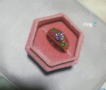 장식석이 달린 반지