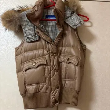 퍼 달린 베이지 다운 베스트