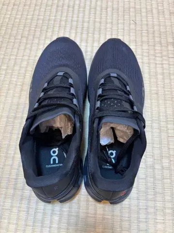 On Cloudmonster 블랙 스니커즈