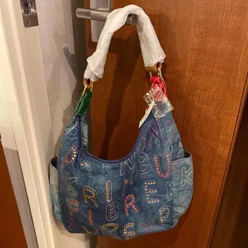 데님 블루 알파벳 자수 숄더백