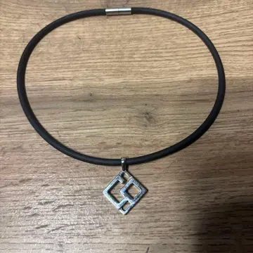 기하학 디자인 목걸이 블랙 실버