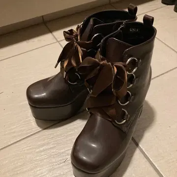 미사용 브라운 리본 통굽 부츠