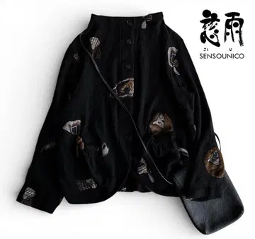 자우/센소유니코 울 보틀넥 모티브 올 패턴 가디건 블랙