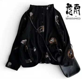 자우/센소유니코 울 보틀넥 모티브 올 패턴 가디건 블랙