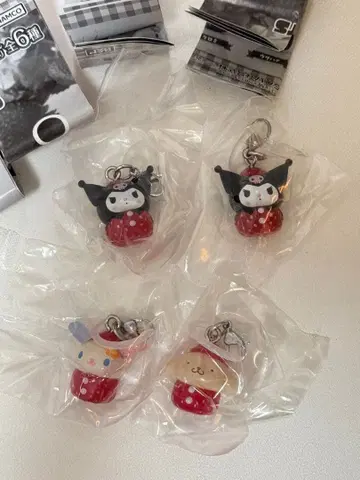 산리오 캐릭터즈 딸기 메지루시 액세서리 4개 세트입니다