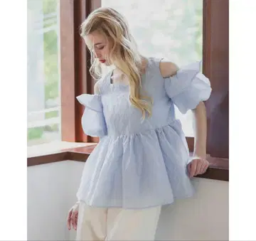 라이트 블루 오프숄더 프릴 소매 상의