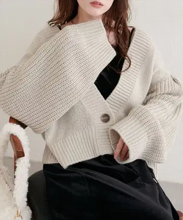 내추럴 꾸뛰르 큼직하게 짠 니트 가디건 그레이지