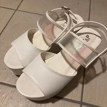새상품급 화이트 클리어 스트랩 웨지 샌들