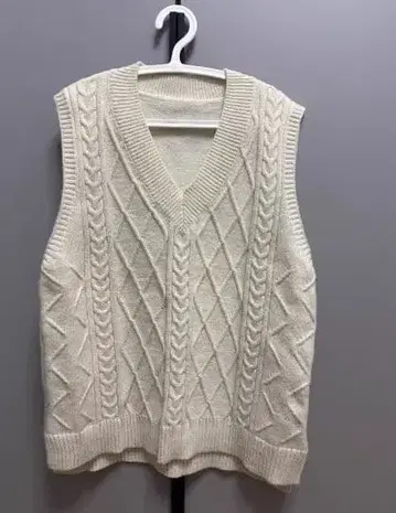 아이보리 케이블 니트 V넥 베스트