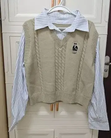 베이지 V넥 니트 베스트