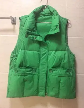 그린 다운 베스트 앞면 포켓 부착