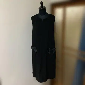 블랙의 슬리브리스 무릎 기장 원피스 &LOVE