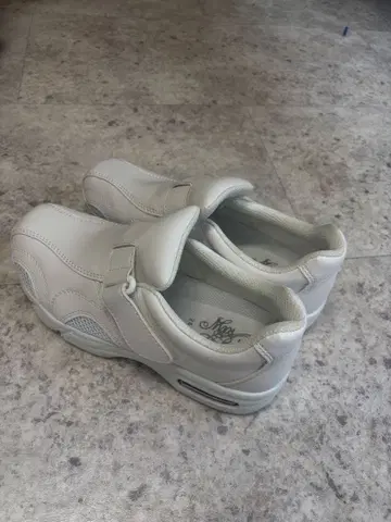 화이트 지퍼 스니커즈