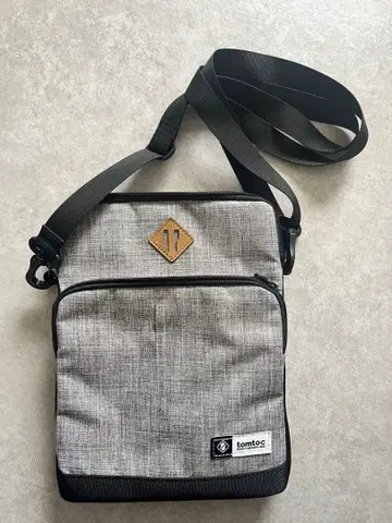 tomtoc PC 숄더백 그레이