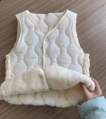 크림색 퀼팅 베스트 슬리브리스