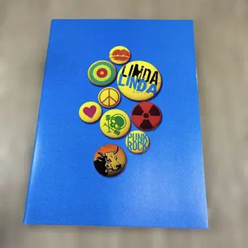 s273. 컬러풀 핀 배지와 인터뷰 기사