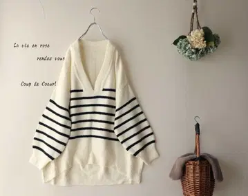 새상품 할인 F 아이보리 x 블랙 보더 깊은 V넥 니트 스웨터 루즈핏