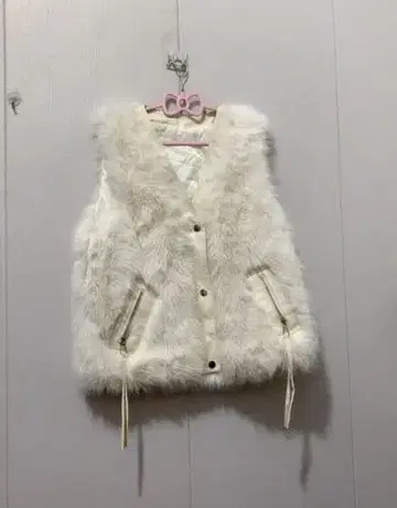 화이트 퍼 베스트