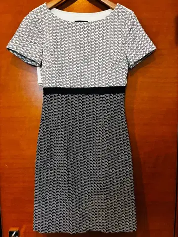 M AX&co 화이트 블랙 패턴 반팔 무릎 기장 원피스