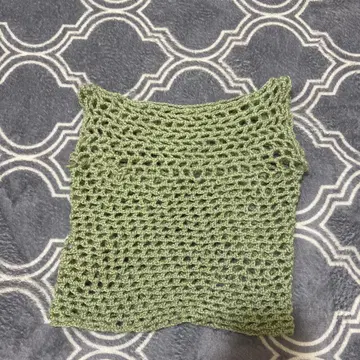 연한 녹색 니트 오프숄더 상의