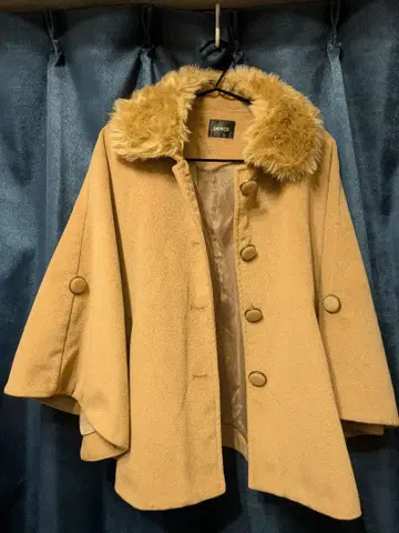 퍼가 달린 베이지 케이프 코트