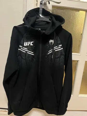 UFC 베넘 블랙 후드티 후드 부착