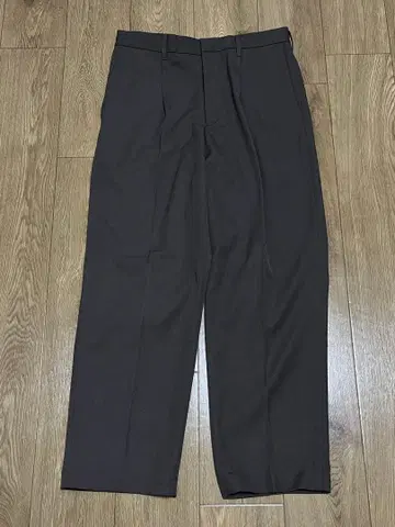 유니클로 턱 와이드 테이퍼드 팬츠 브라운